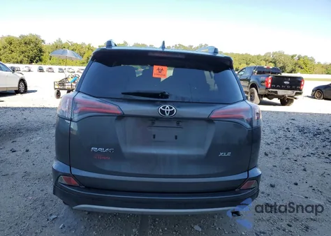 2017 Toyota Rav4 Xle z USA, uszkodzony, nr VIN JTMWFREV6HD093077